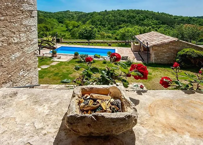 빌라 Rustic Casa Mazuli With Pool In 그로즈냔