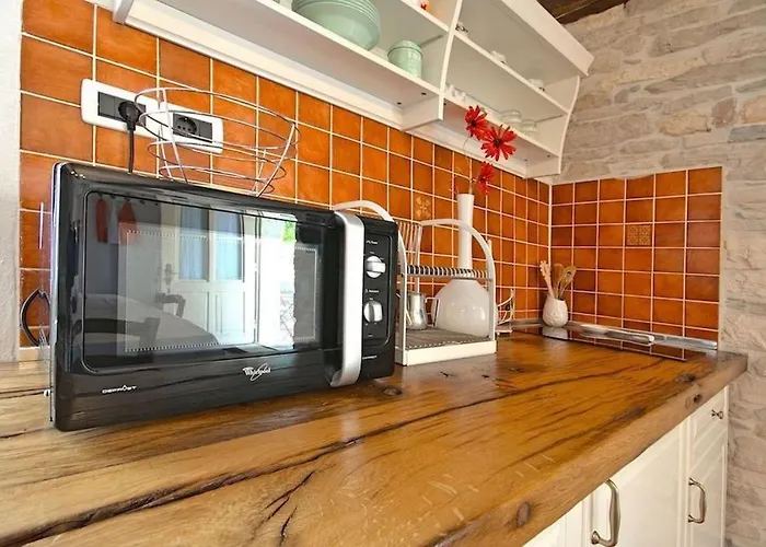 Rustic Casa Mazuli With Pool In 그로즈냔