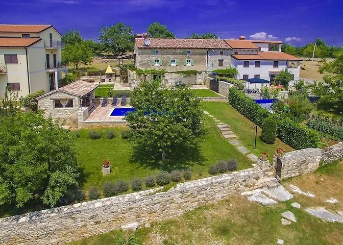 빌라 Rustic Casa Mazuli With Pool In 그로즈냔