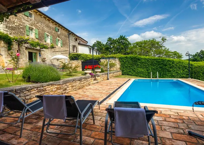 Rustic Casa Mazuli With Pool In 그로즈냔